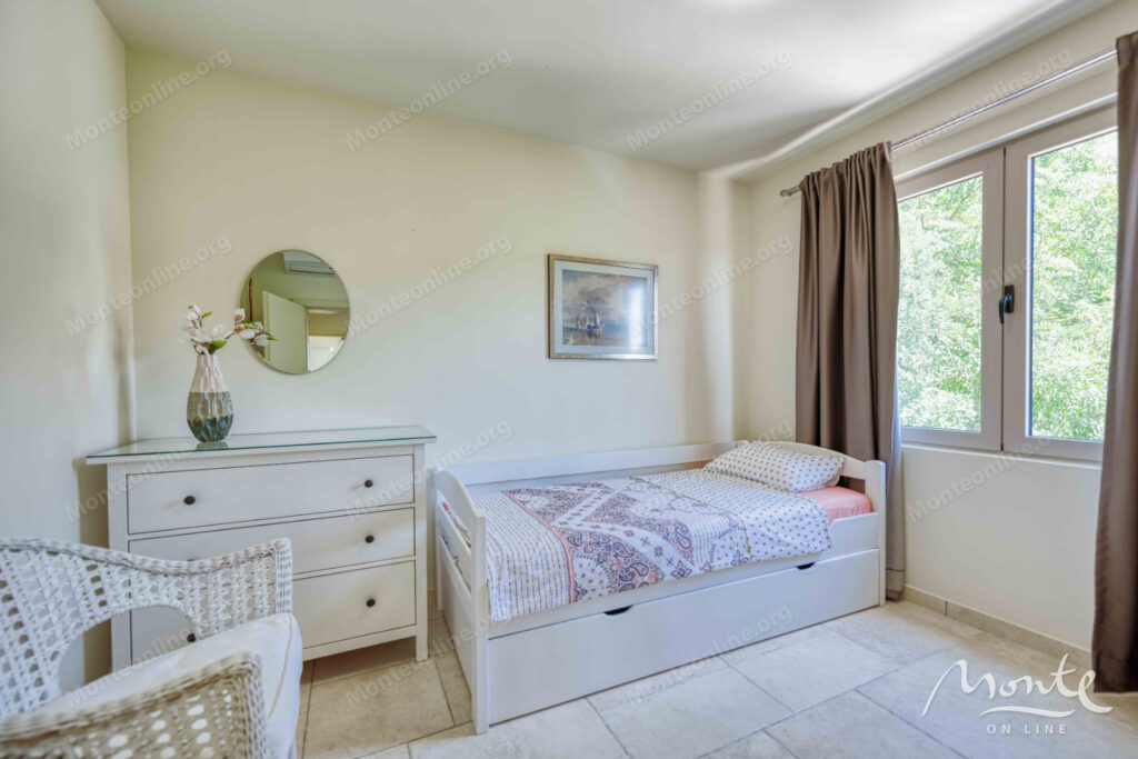 prostornaya villa s 3 zhilymi zonami bassejnom garazhom i vidom na more tivat 12