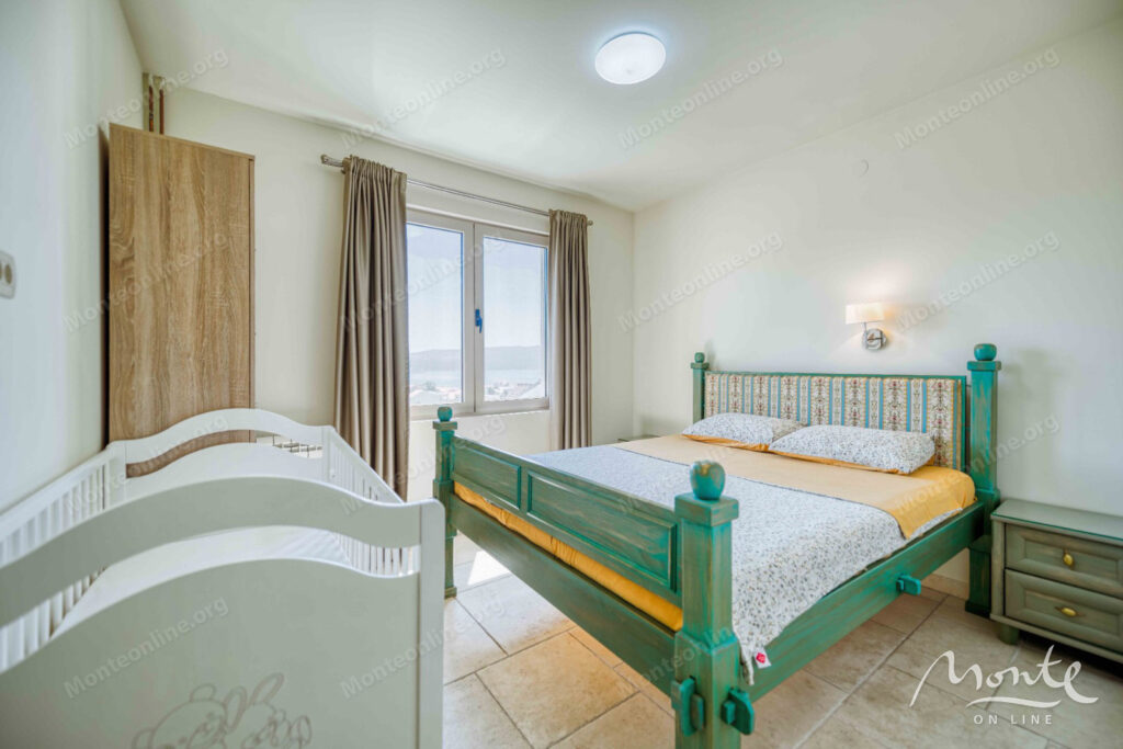 prostornaya villa s 3 zhilymi zonami bassejnom garazhom i vidom na more tivat 13