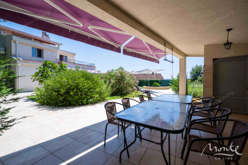 prostornaya villa s 3 zhilymi zonami bassejnom garazhom i vidom na more tivat 17