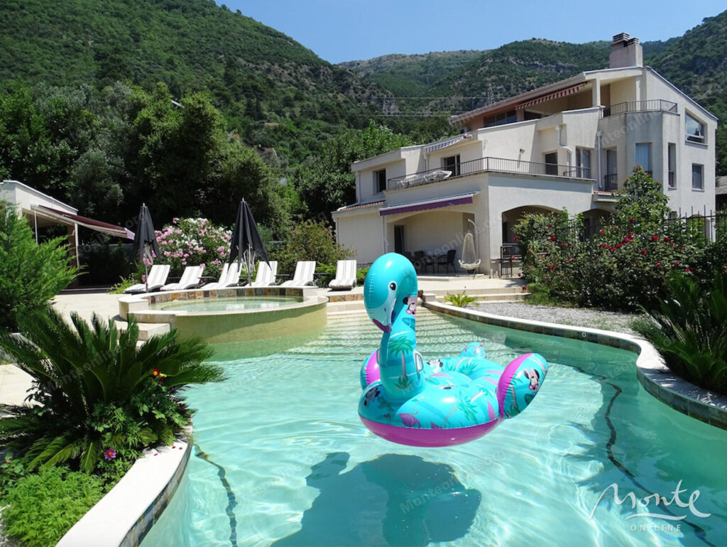 prostornaya villa s 3 zhilymi zonami bassejnom garazhom i vidom na more tivat 18