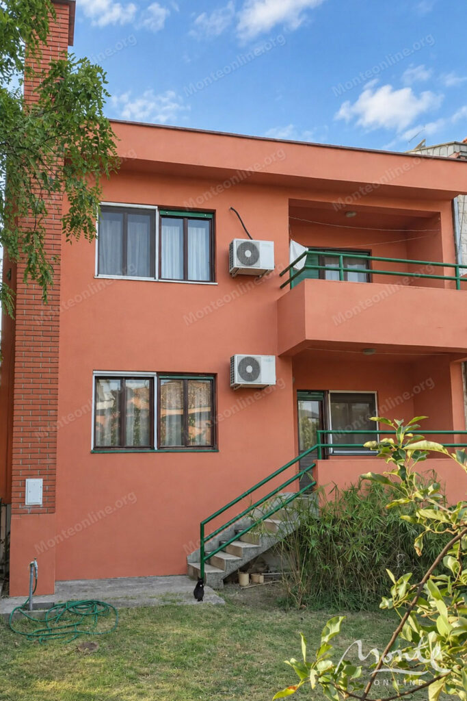 Prostrana kuća sa 4 spavaće sobe i garažom u prestižnom dijelu Gorice, Podgorica 02