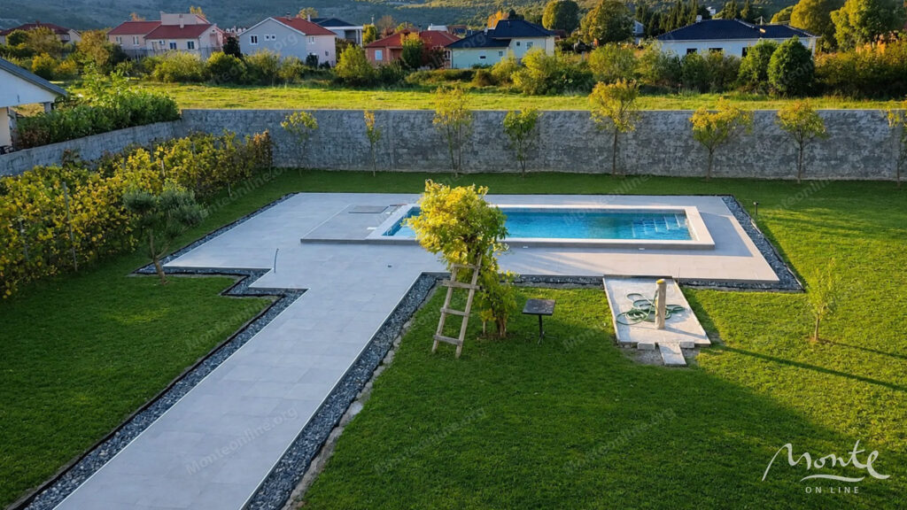 prostornyj dom s bassejnom v tihom rajone doni kokoti podgoricza 01
