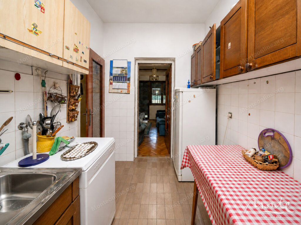 Spacious house with two separate living areas in Podgorica 07