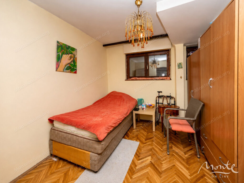 Spacious house with two separate living areas in Podgorica 11