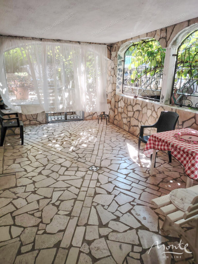prostornyj meblirovannyj dom s vidom na more v prchani kotor 19