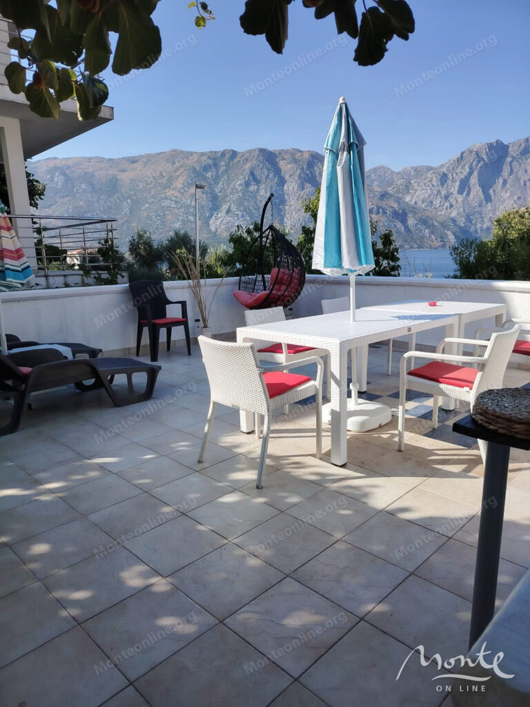 prostornyj meblirovannyj dom s vidom na more v prchani kotor 28