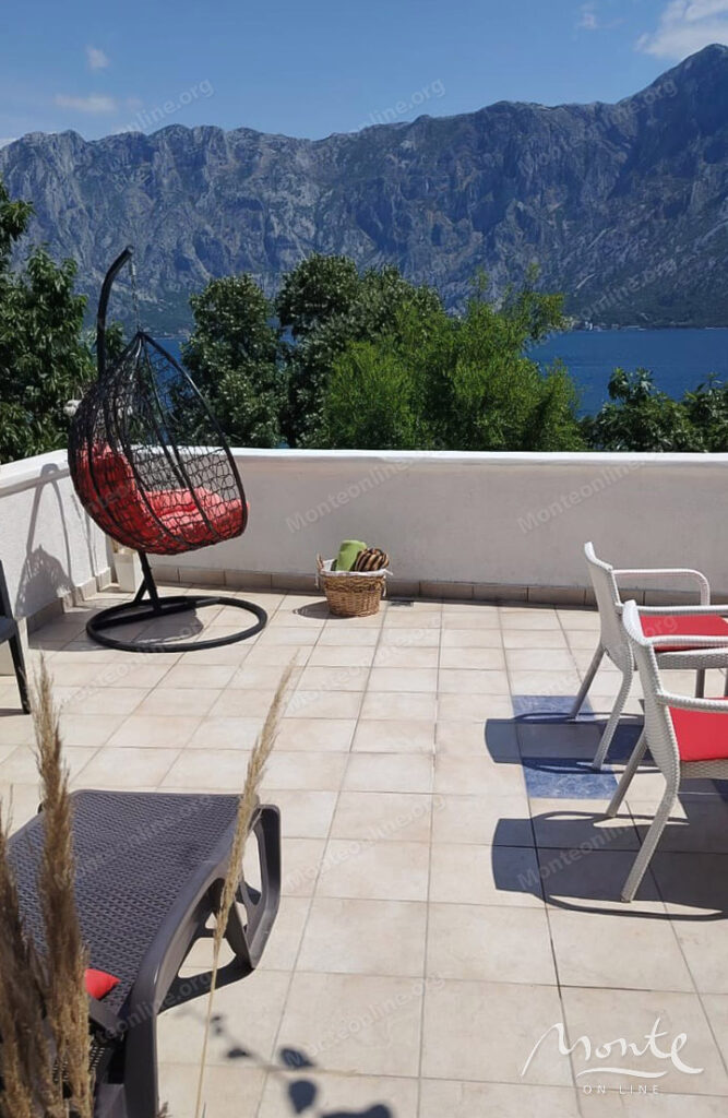prostornyj meblirovannyj dom s vidom na more v prchani kotor 29