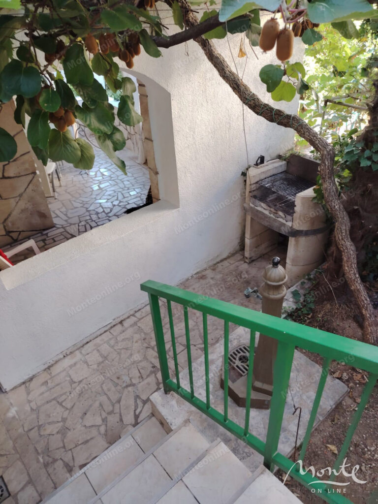 prostornyj meblirovannyj dom s vidom na more v prchani kotor 41