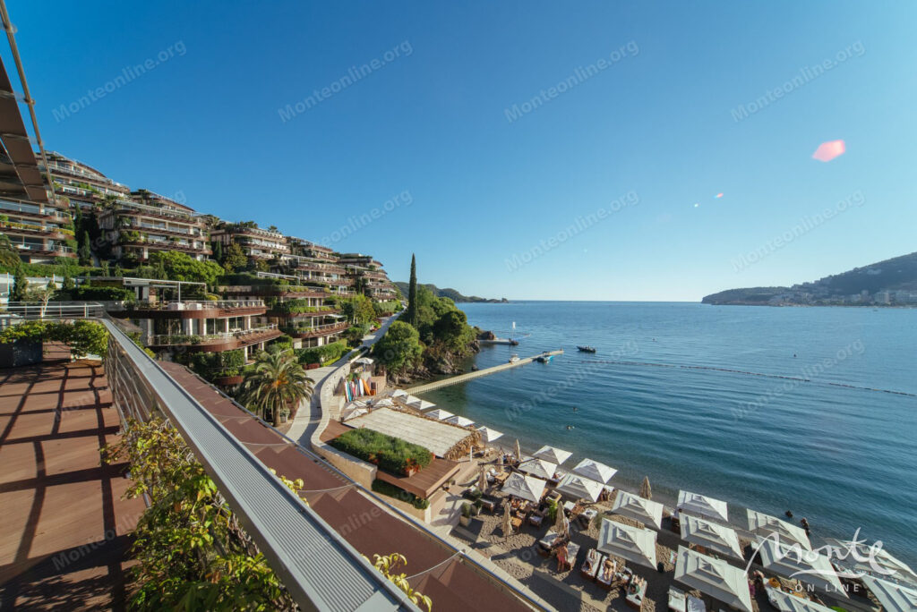 roskoshnyj dvuhurovnevyj penthaus s panoramnym vidom na more v dukley gardens budva 01