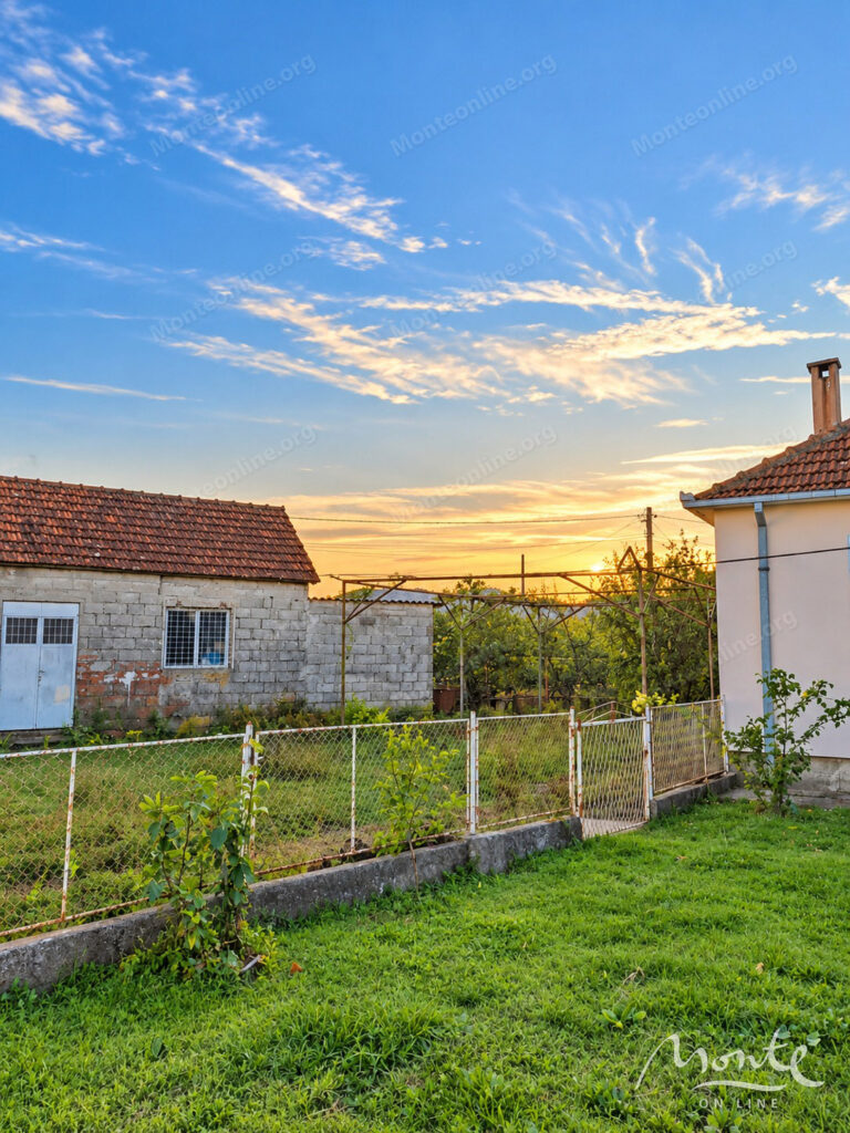 semejnyj dom s bolshim uchastkom v botune podgoricza 08