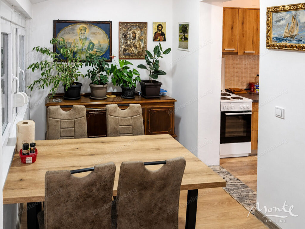 Family house with a spacious plot near Podgorica 07