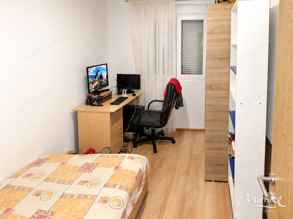 Family house with a spacious plot near Podgorica 12