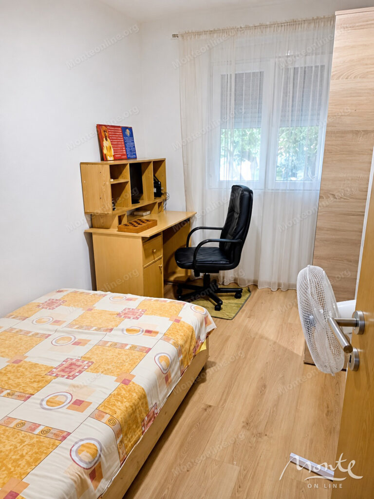 Family house with a spacious plot near Podgorica 13