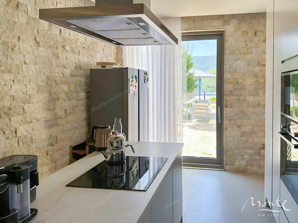 sovremennaya villa s bassejnom i panoramnym vidom na more v kumbore herczeg novi 06