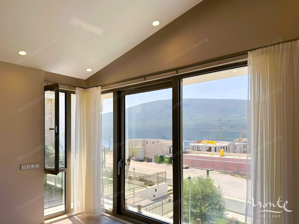 sovremennaya villa s bassejnom i panoramnym vidom na more v kumbore herczeg novi 12