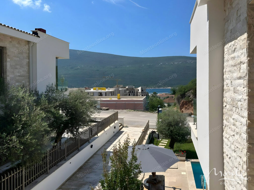 sovremennaya villa s bassejnom i panoramnym vidom na more v kumbore herczeg novi 18
