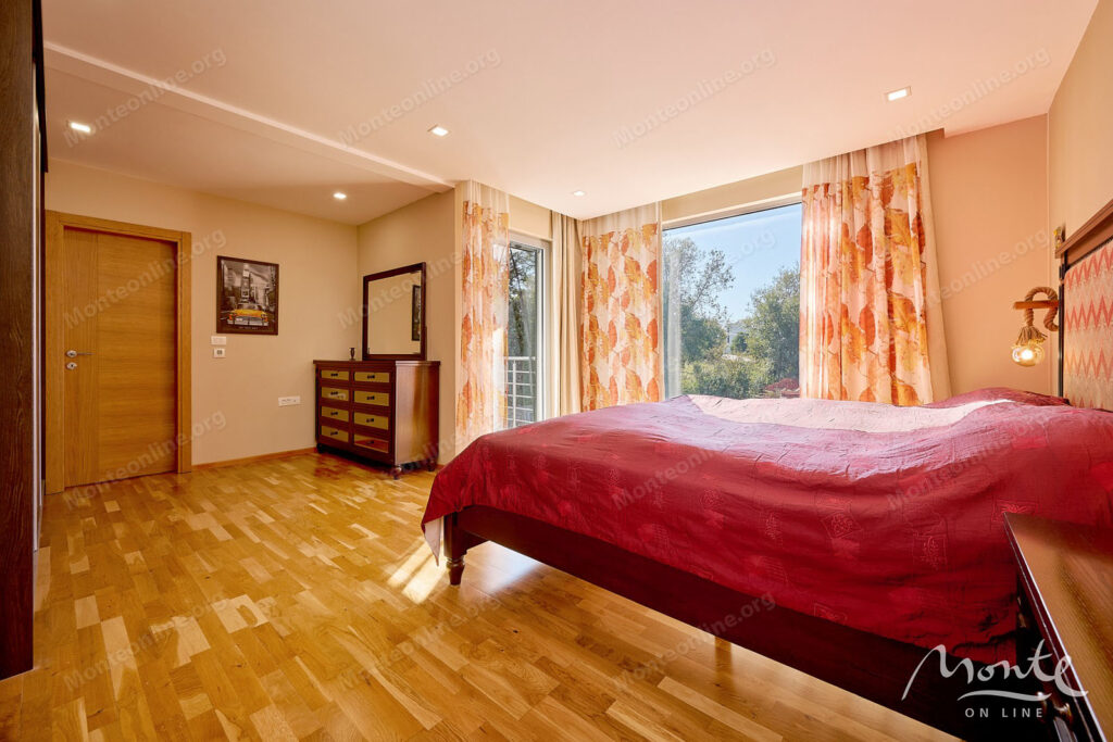 sovremennaya villa s vidom na prirodu i zonoj otdyha na kryshe v krimovicze budva 22