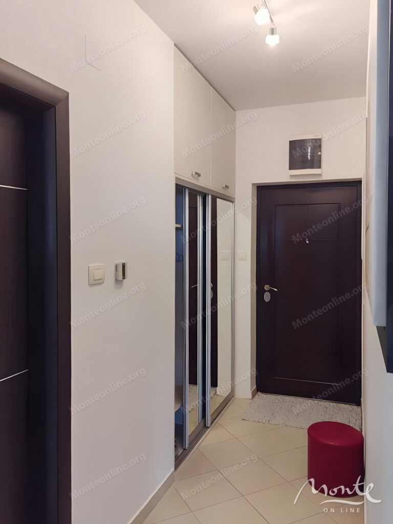 svetlaya kvartira s 1 spalnej i vidom na more v budve 12