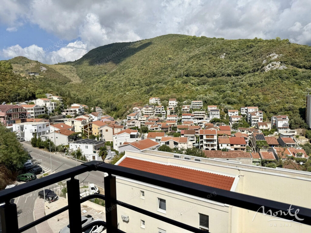 svetlaya kvartira s 1 spalnej v novom dome s vidom na gory v budve 14