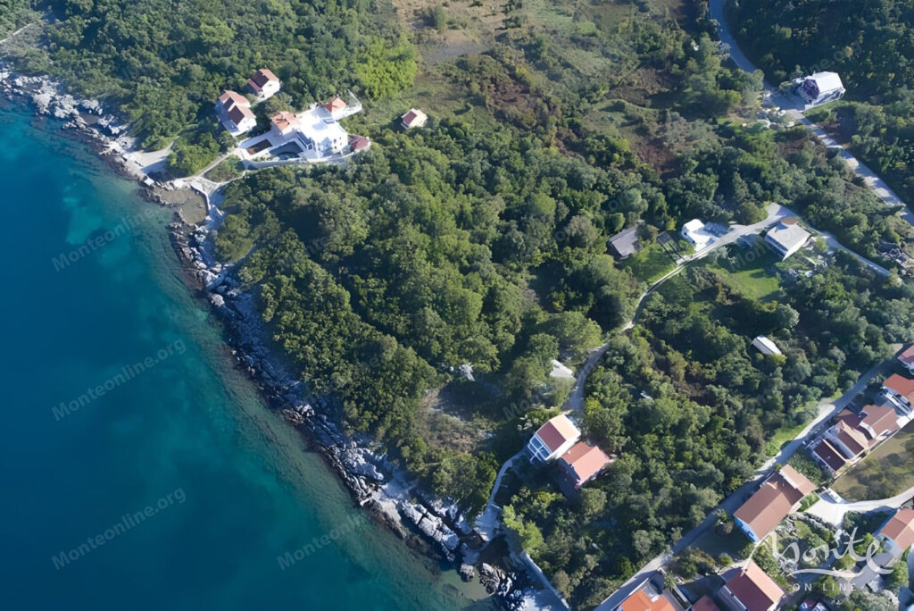 A plot of land on the first line in Krasnichi with a finished project for a 5-star hotel.
