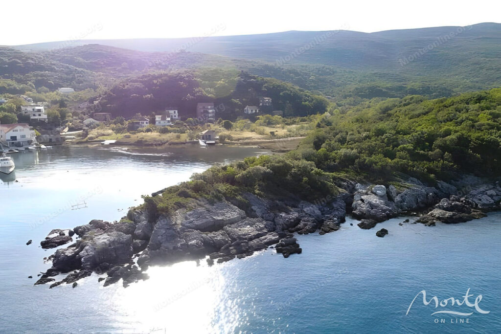 A plot of land on the first line in Krasnichi with a finished project for a 5-star hotel.