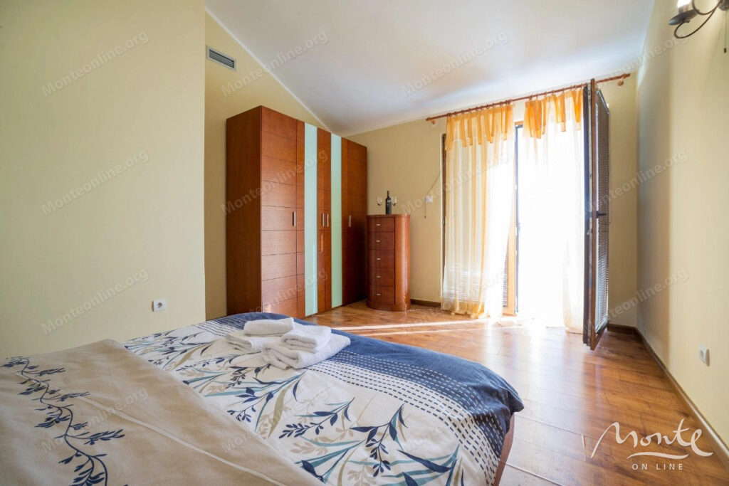uyutnaya villa s bassejnom i vidom na more v krimovicze 09