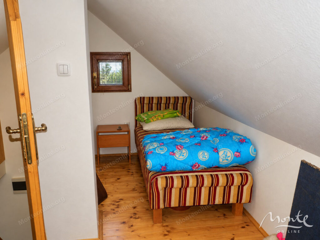 A cozy country house surrounded by pine forest in Zhablyak 07