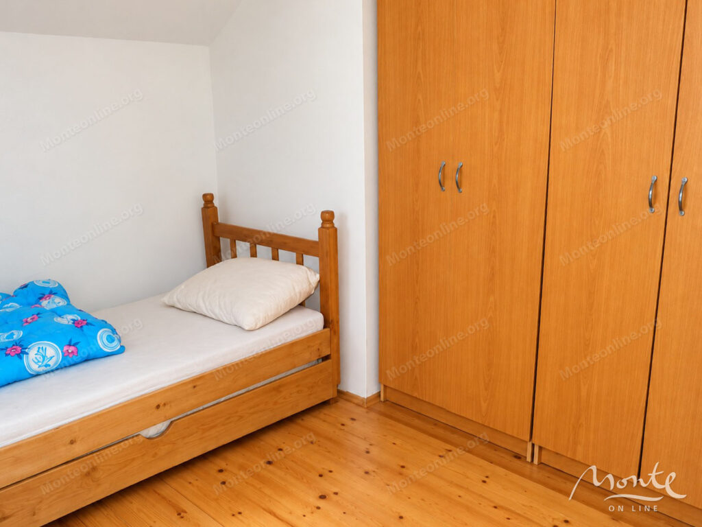 A cozy country house surrounded by pine forest in Zhablyak.