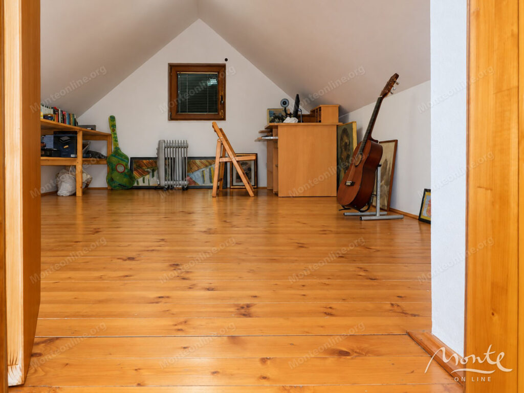 A cozy country house surrounded by pine forest in Zhablyak, 12