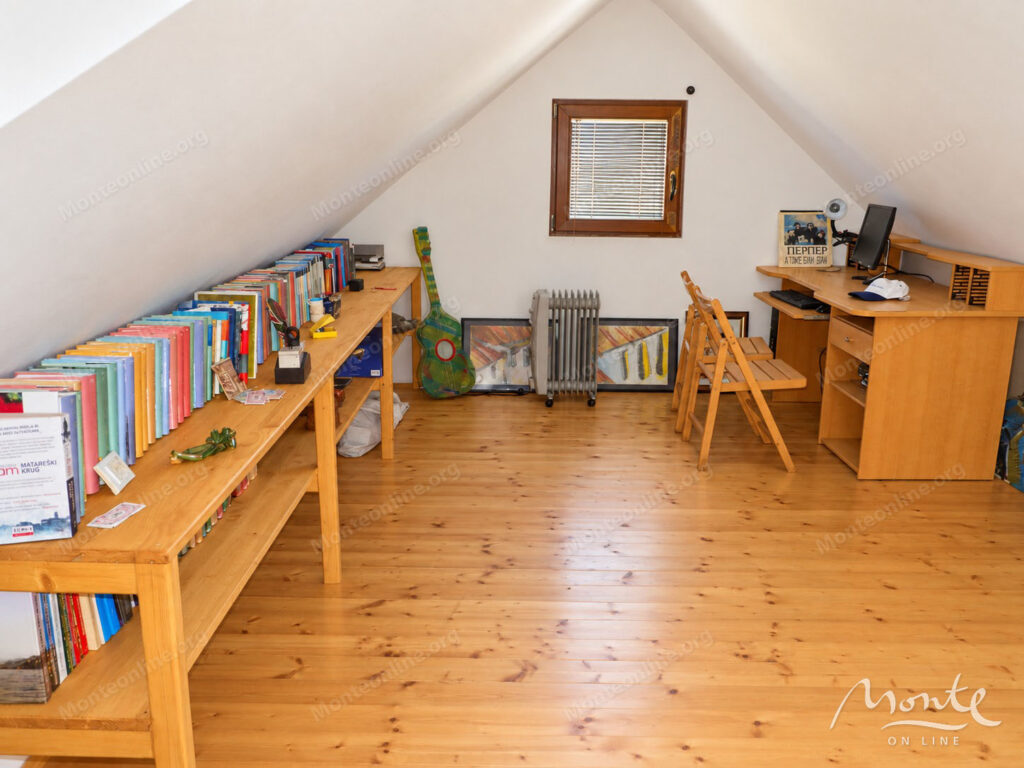 A cozy country house among the pine forest in Zhablyak 13