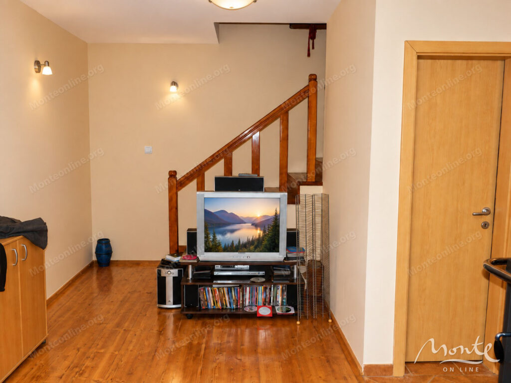 A cozy country house surrounded by pine forest in Zhablyak, 14
