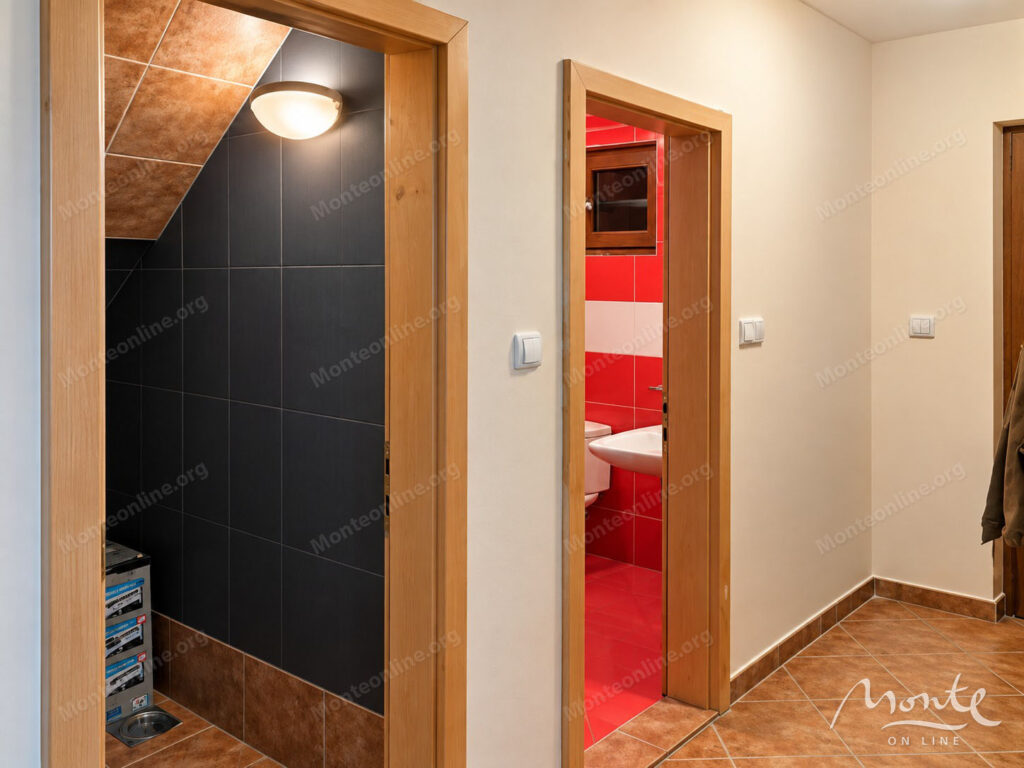 A cozy country house surrounded by pine forest in Zhablyak, 15