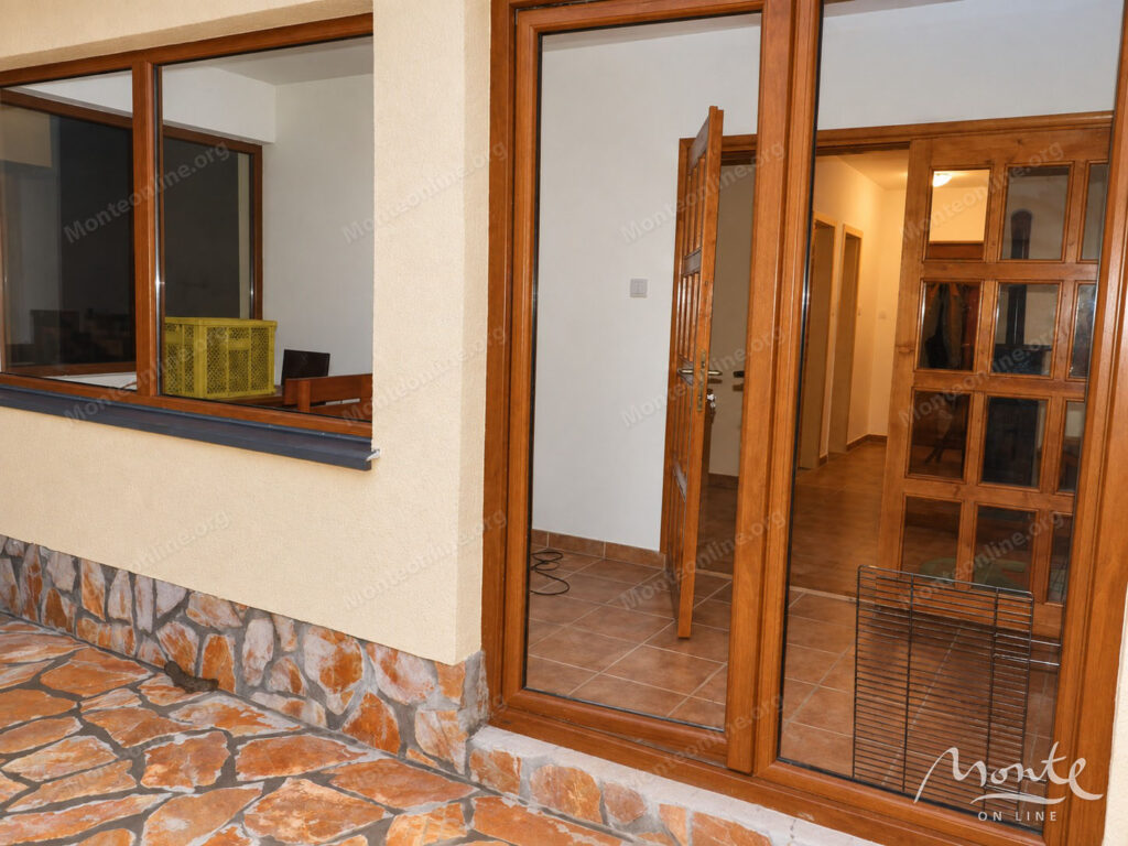 A cozy country house surrounded by pine forest in Zhablyak 24