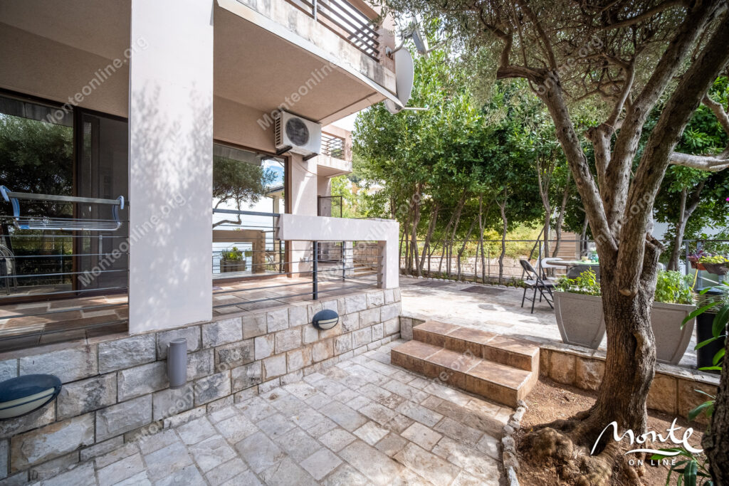 kvartira s 2 spalnyami sobstvennym sadom i vidom na more v seocze budva 17