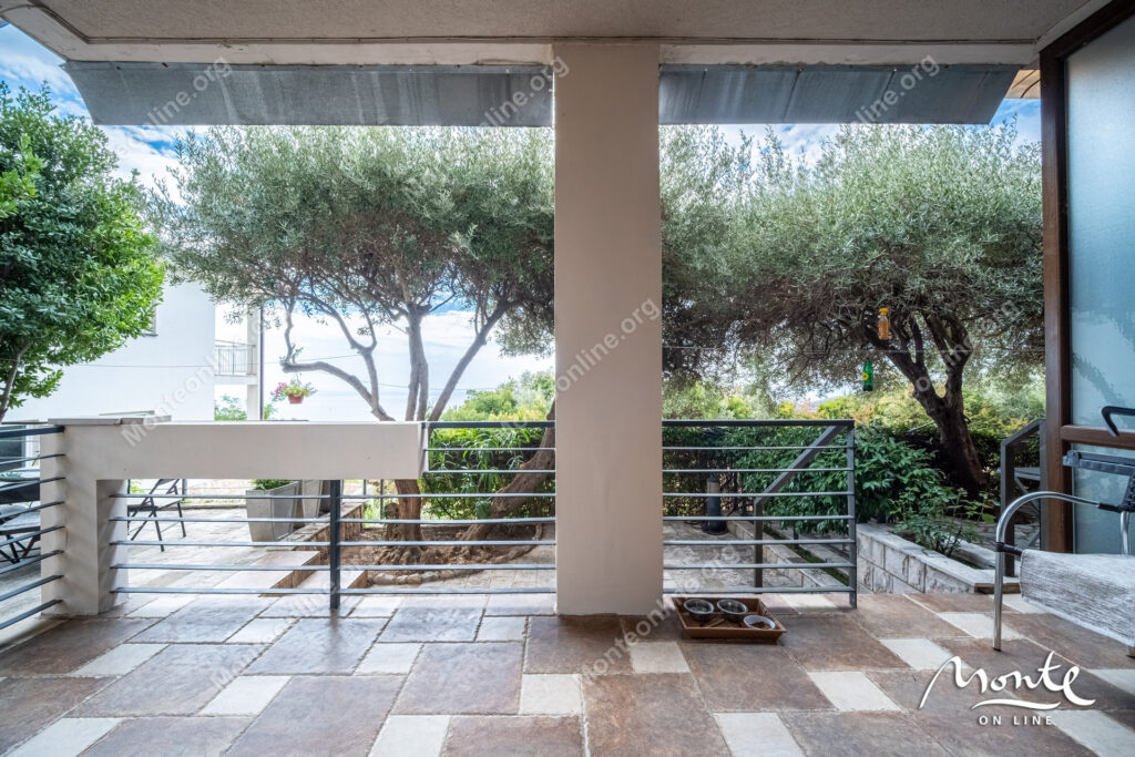 kvartira s 2 spalnyami sobstvennym sadom i vidom na more v seocze budva 19
