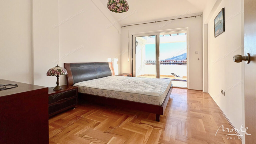 prostornaya kvartira s 3 spalnyami v komplekse s bassejnom budva podmajne 04