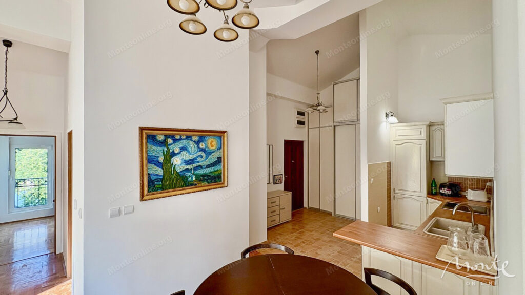 prostornaya kvartira s 3 spalnyami v komplekse s bassejnom budva podmajne 15