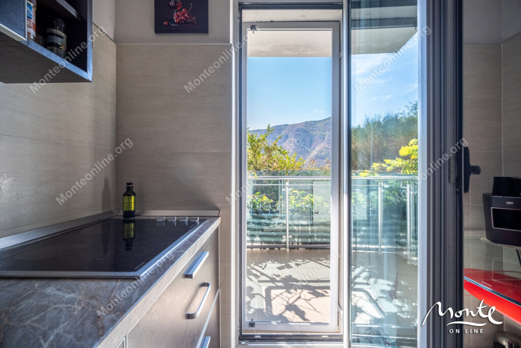 prostornaya kvartira s panoramnym vidom na boka kotorskij zaliv v dobrote kotor 14