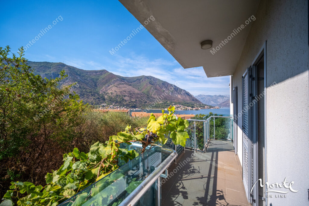 prostornaya kvartira s panoramnym vidom na boka kotorskij zaliv v dobrote kotor 23