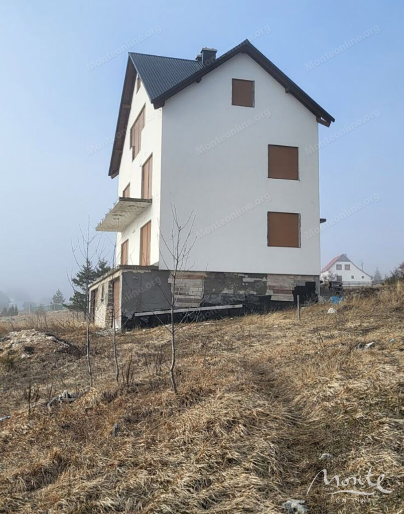 Prostrana kuća sa 4 apartmana i potencijalom za apart-hotele u selu Žabljak 04