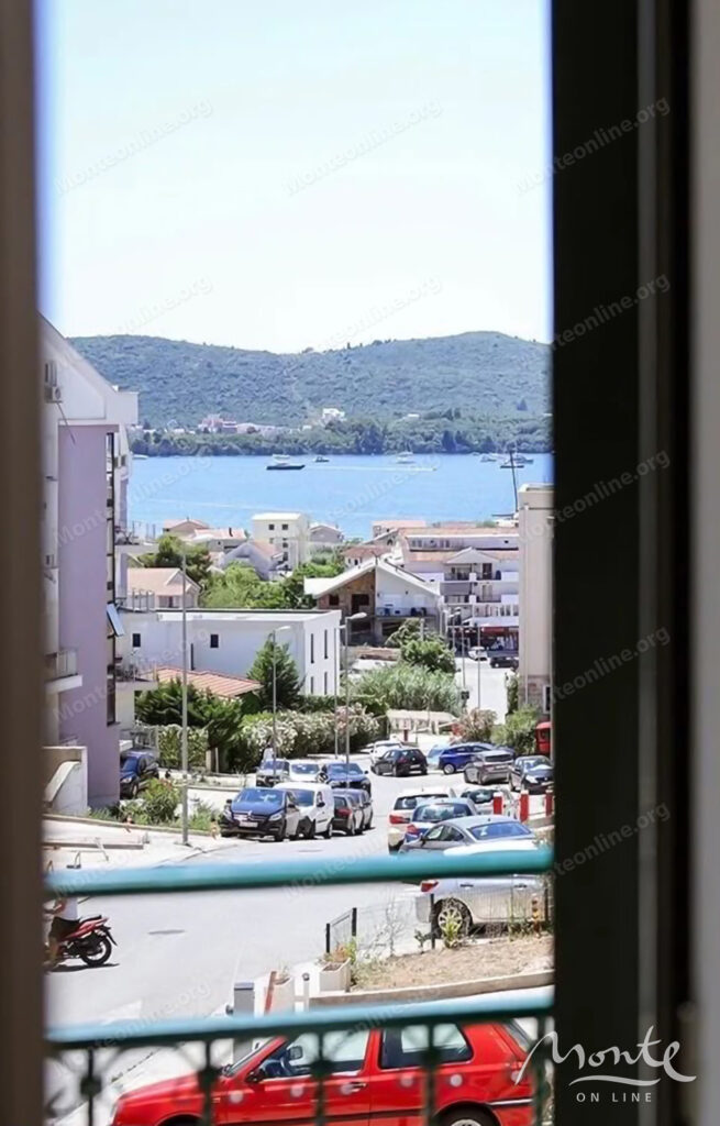 sovremennaya kvartira s 2 spalnyami i vidom na more v tivate 11
