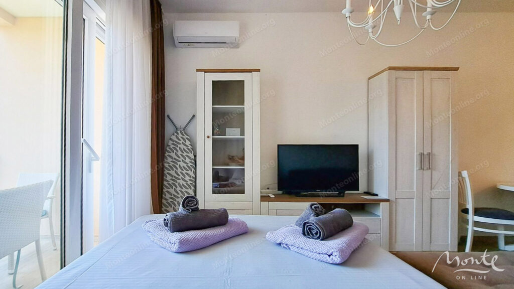 studiya na pervoj linii morya s privatnym plyazhem v dobra voda bar 05