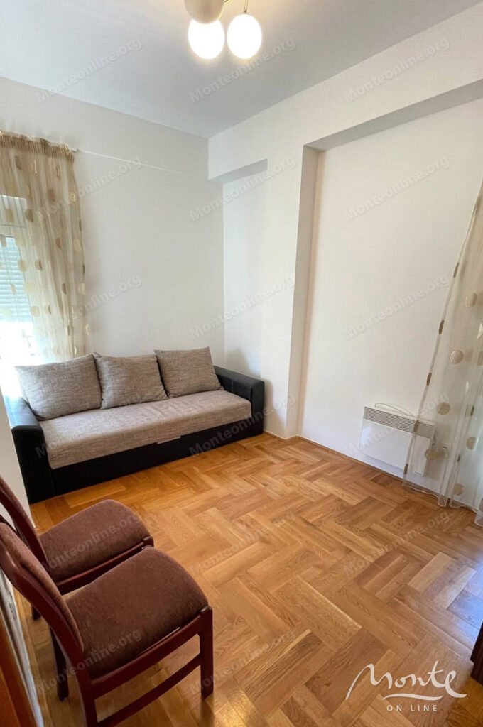svetlaya kvartira s 2 spalnyami v komplekse s bassejnom budva podmajne 04