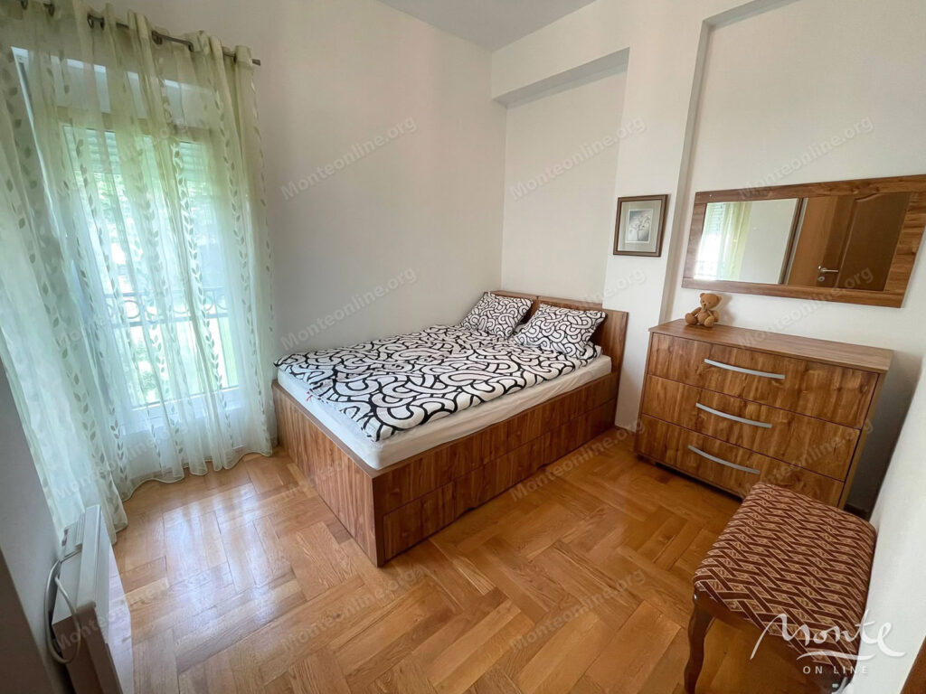 svetlaya kvartira s 2 spalnyami v komplekse s bassejnom budva podmajne 09