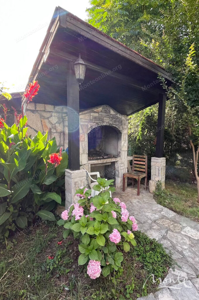 svetlaya kvartira s 2 spalnyami v komplekse s bassejnom budva podmajne 11