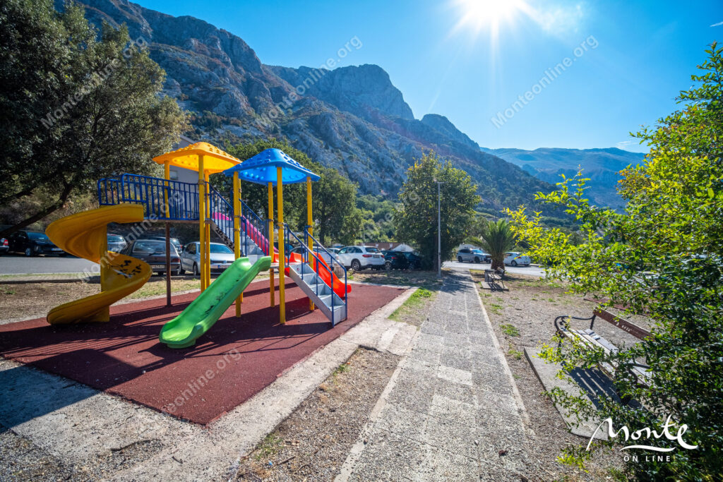 uyutnaya kvartira s 1 spalnej i nebolshim uchastkom v dobrote kotor 23