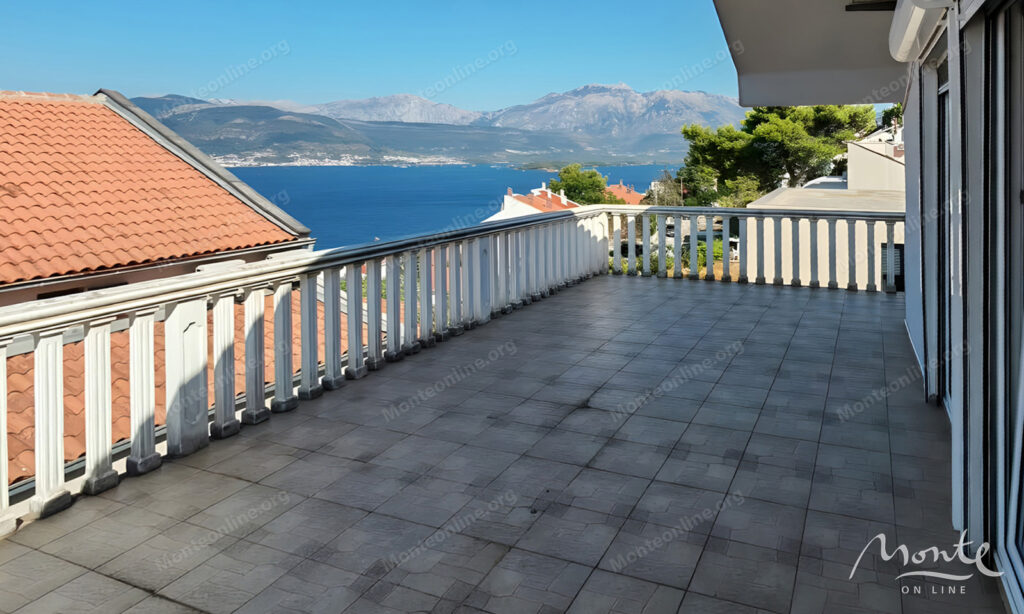 uyutnyj dom s panoramnym vidom na more v krashichah tivat 01