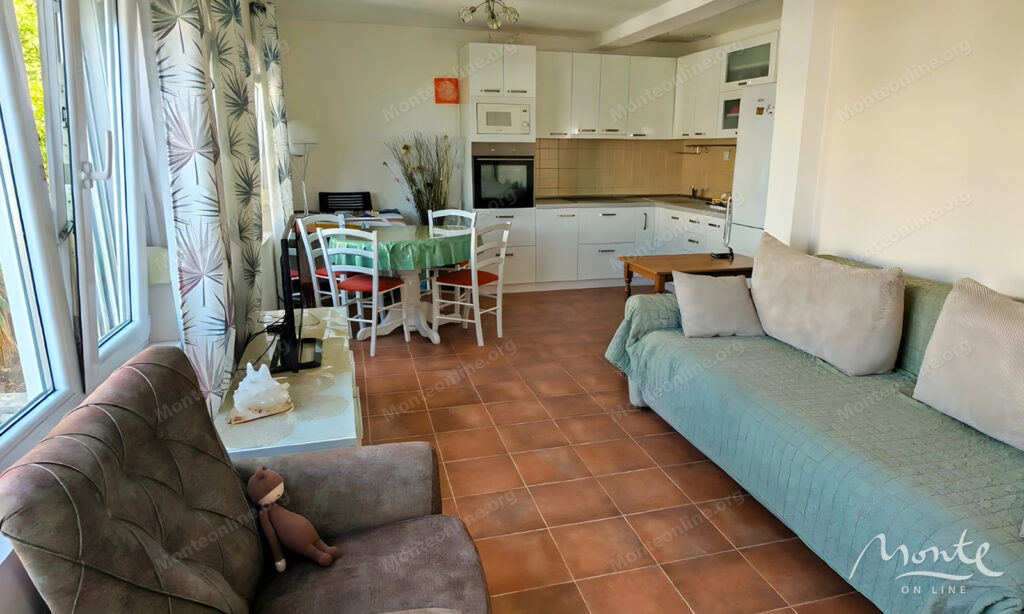 uyutnyj dom s panoramnym vidom na more v krashichah tivat 02