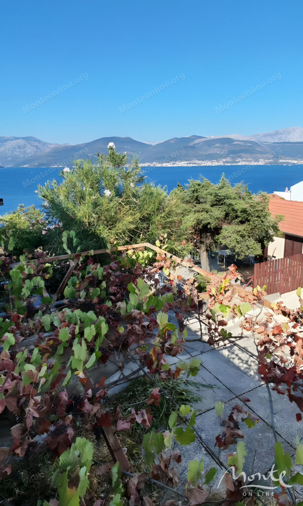 uyutnyj dom s panoramnym vidom na more v krashichah tivat 19