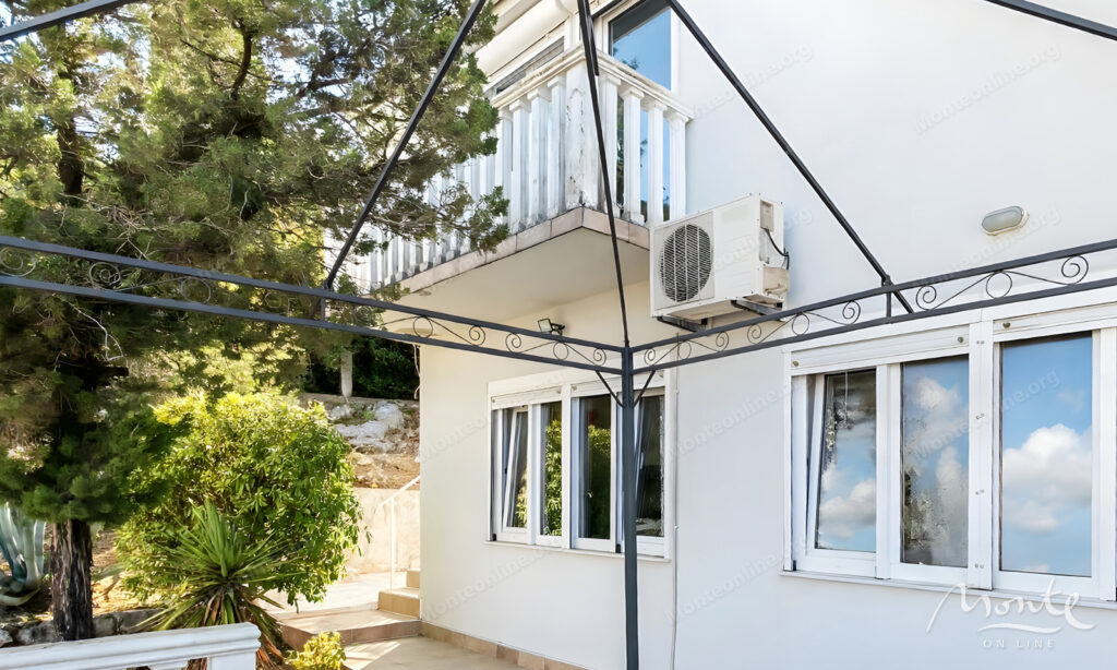uyutnyj dom s panoramnym vidom na more v krashichah tivat 21